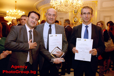 Dionyssomarble Bulgaria representatives receiving the Exporter of the Year award